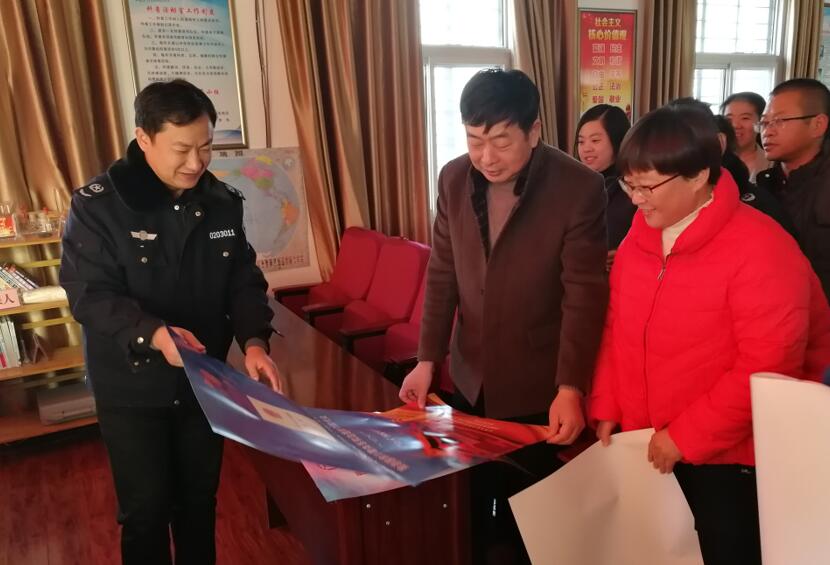 12.4楊莊司法所12.4憲法日法治宣傳走進楊莊街道辦.jpg